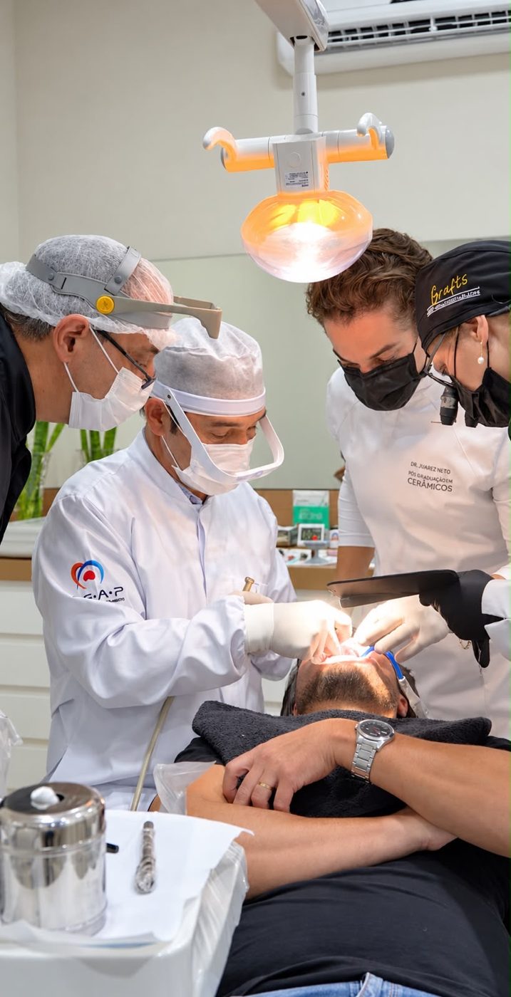 Dr. Juarez instruindo alunos