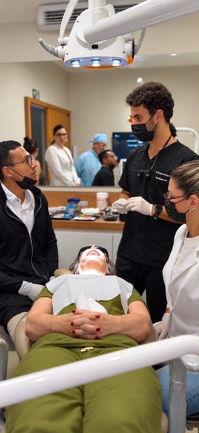 Dr. Rodrigo orientando a prática clínica